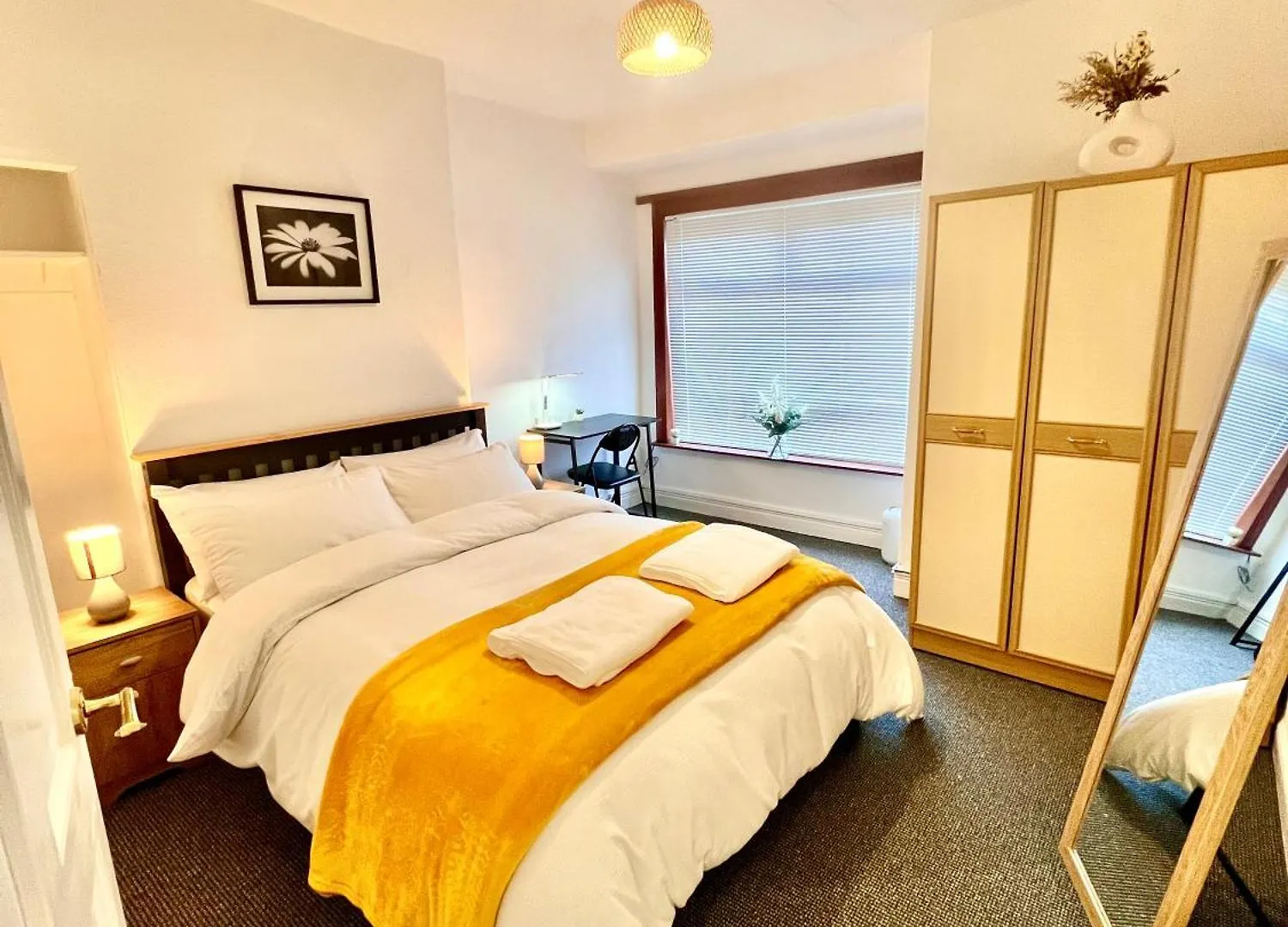 City Centre Located Room Space With Free Wifi كينغستون أبون هول منزل للإقامة