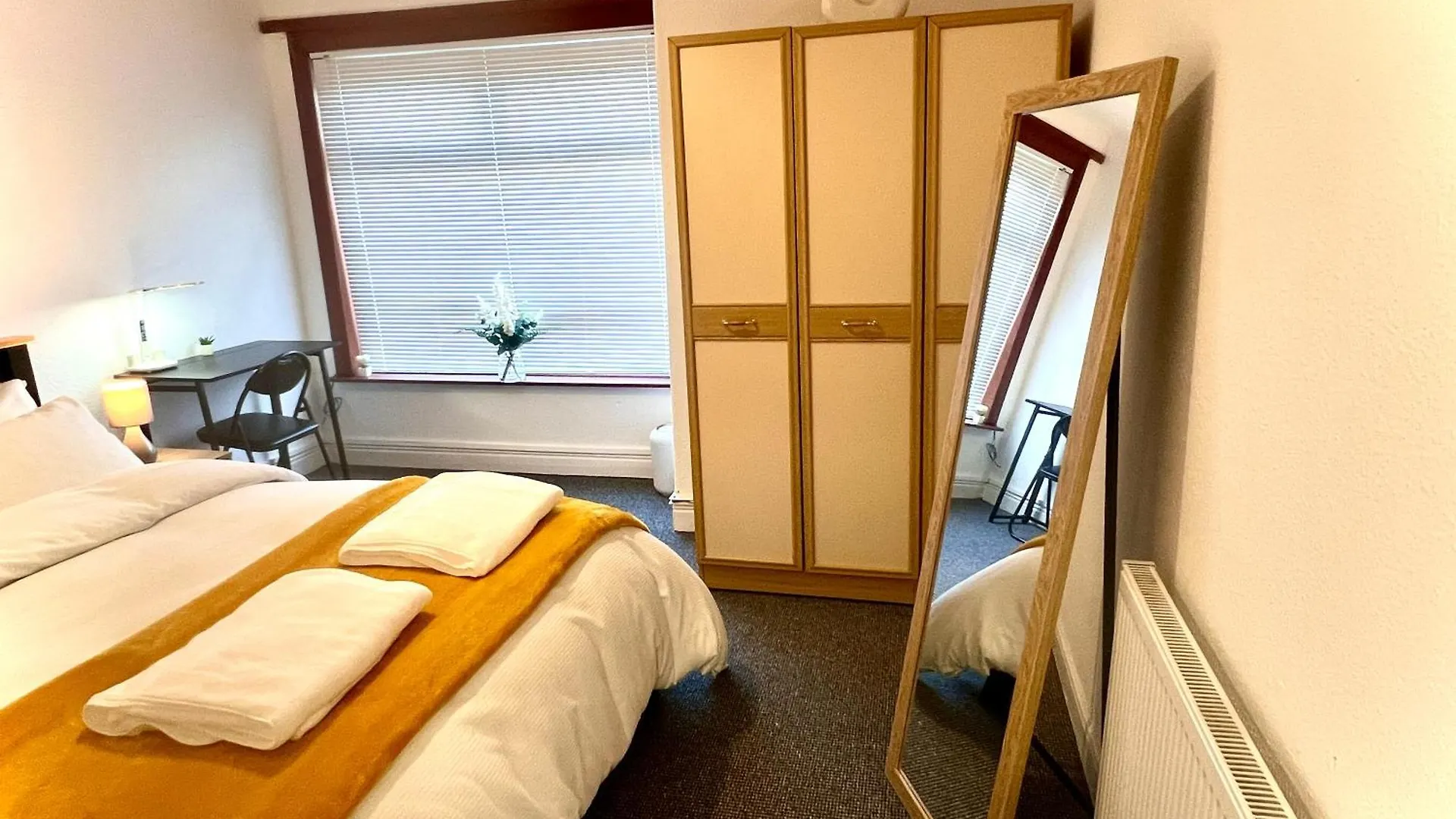 City Centre Located Room Space With Free Wifi كينغستون أبون هول 0*,