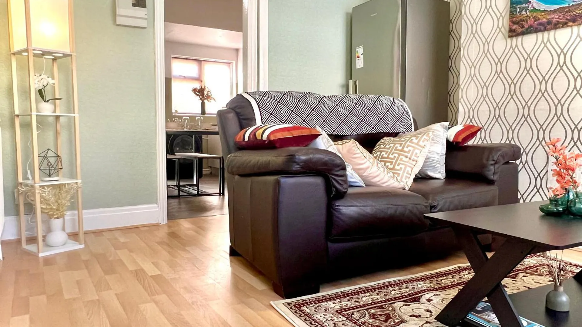 City Centre Located Room Space With Free Wifi كينغستون أبون هول منزل للإقامة